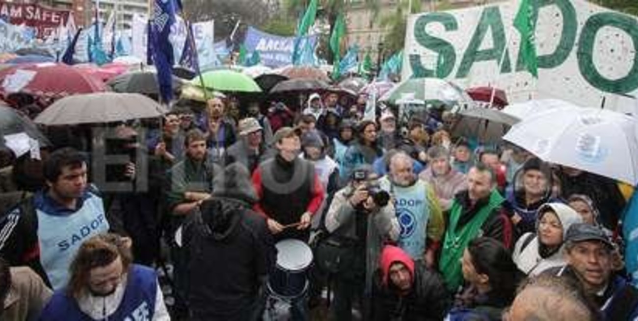 Día de paro y movilización de la docencia bajo la lluvia