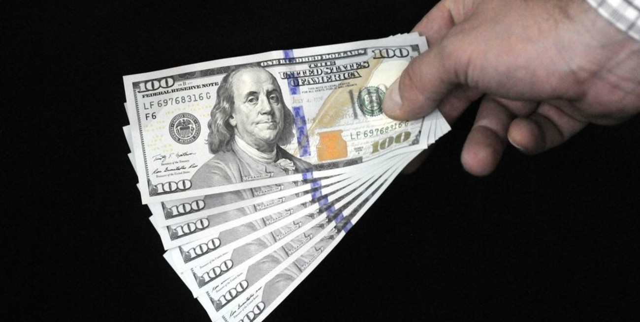 El dólar cerró apenas por debajo de $ 24