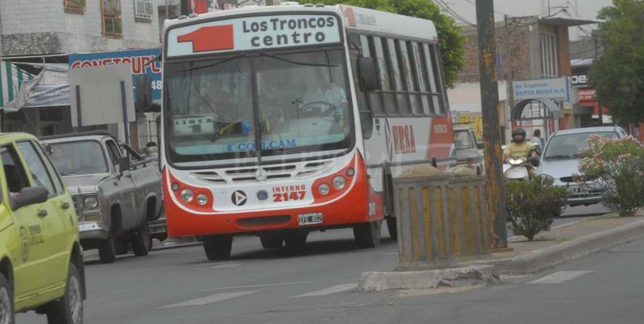 Con pistola y cuchillos, robaron un colectivo de la Línea 1