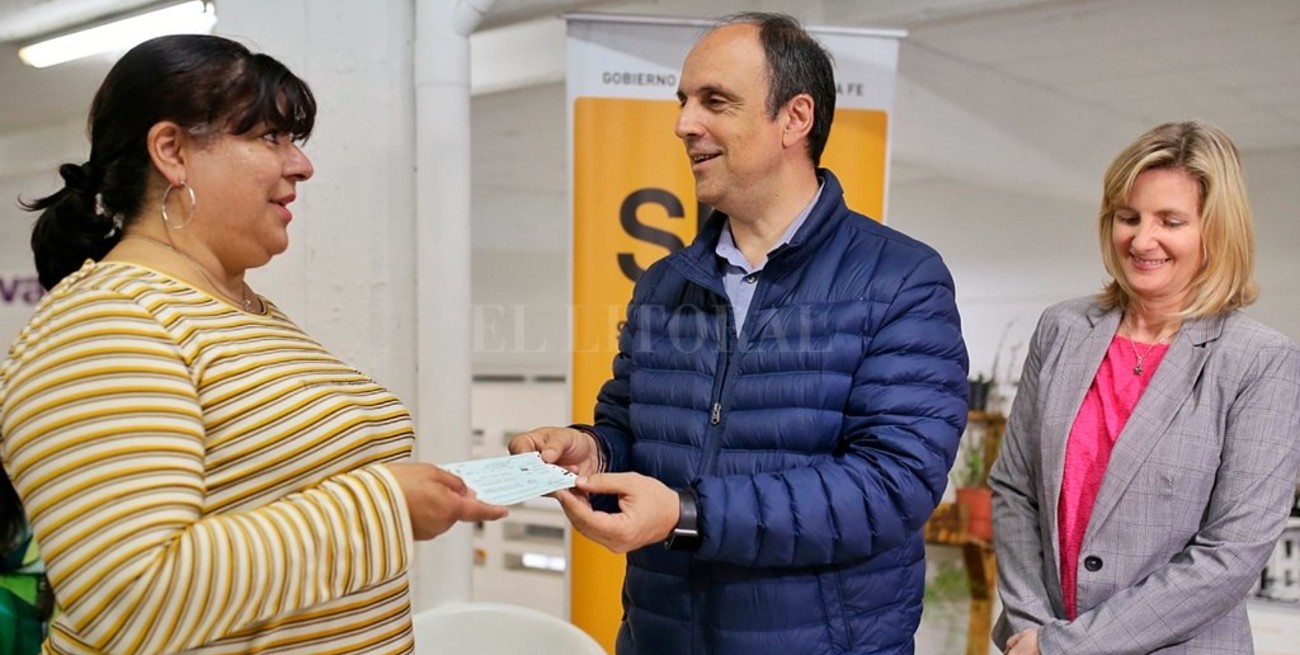 Entregan siete microcréditos para emprendedores locales 