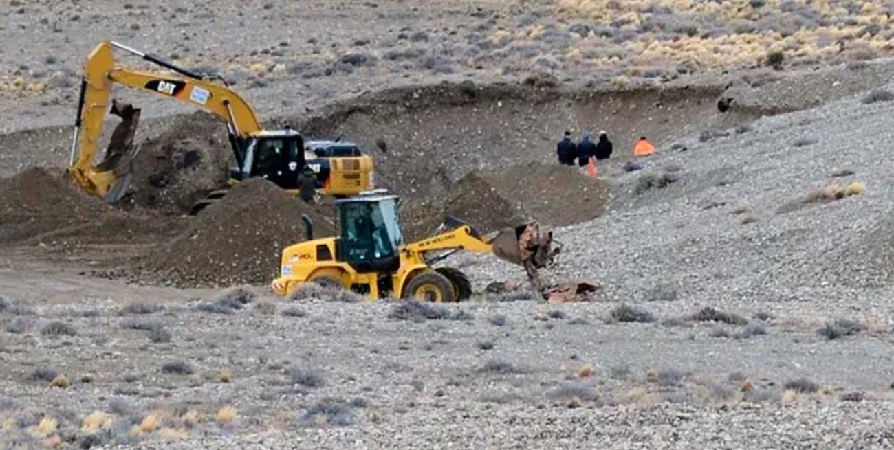 Continúan buscando dinero enterrado en una chacra de Lázaro Báez