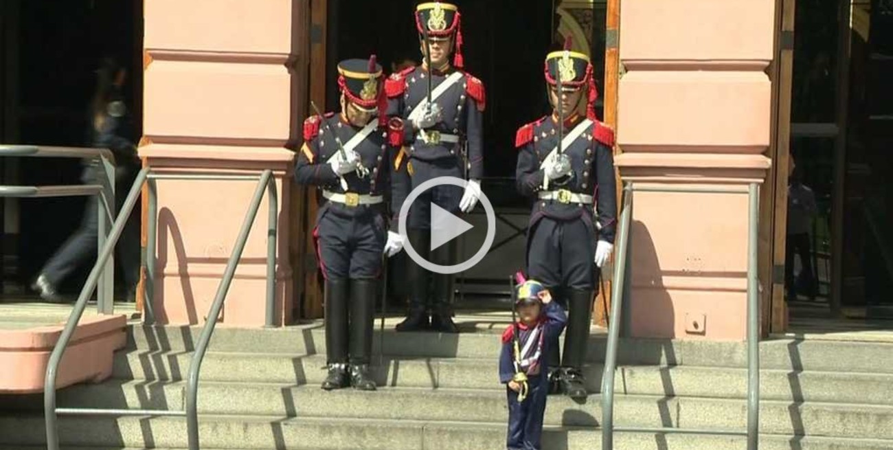 Conocé a Mateo, el pequeño Granadero