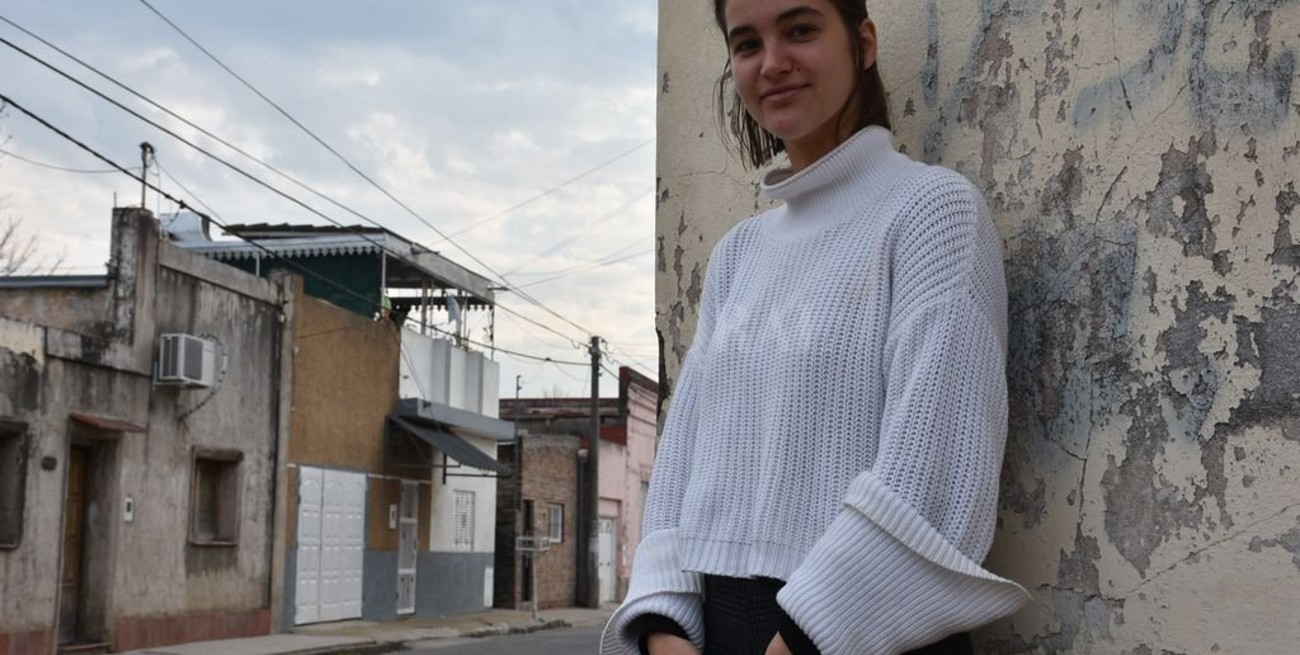 Una joven francesa llegó a Santa Fe para  asistir a personas en situación de calle