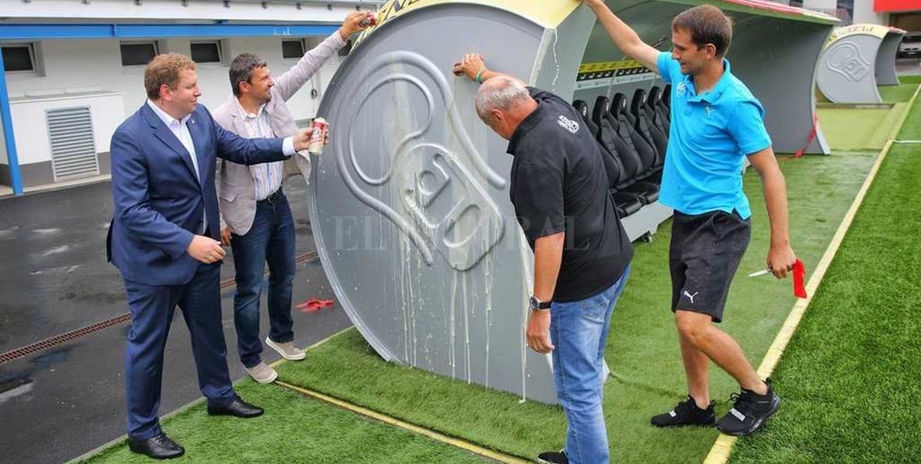 Un equipo estrenó nuevos bancos de suplentes con forma de latas de cerveza