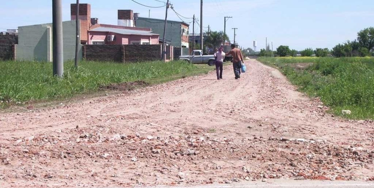 Adentro, vecinos analizaban cómo frenar los robos; afuera les barreteaban un auto
