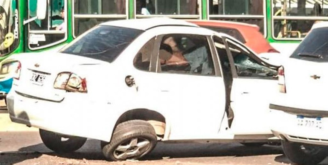 Accidente fatal: Un automovilista embistió a una moto y un peatón 