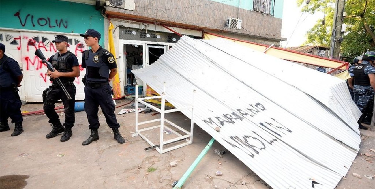 "Escrache" frente a la vivienda de un remisero, violador de una menor