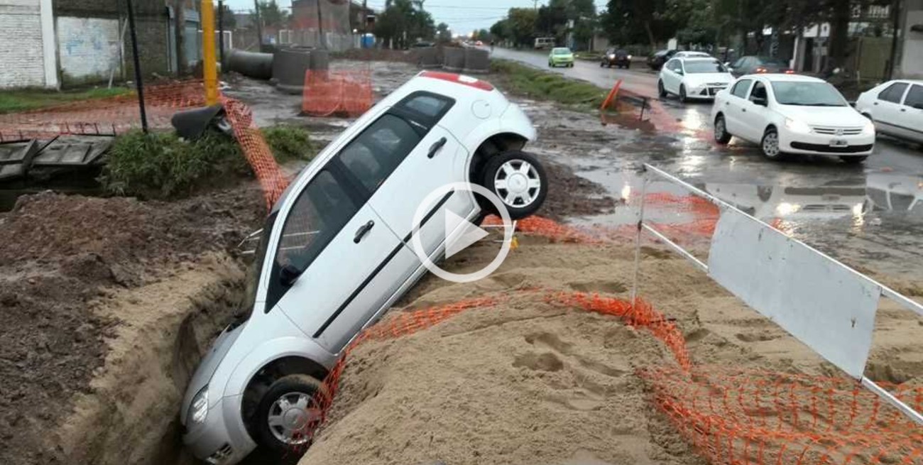 Un auto cayó a un pozo en la zona de Aristóbulo del Valle y French
