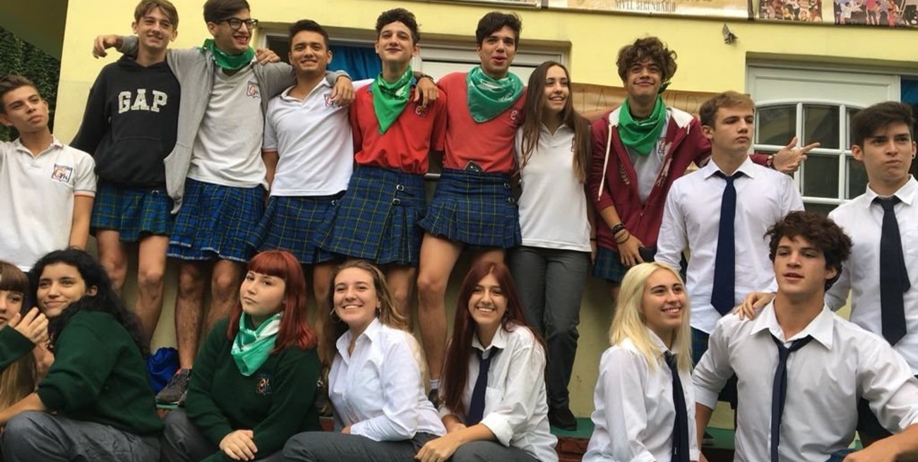 Lección de igualdad: chicos fueron en pollera al colegio