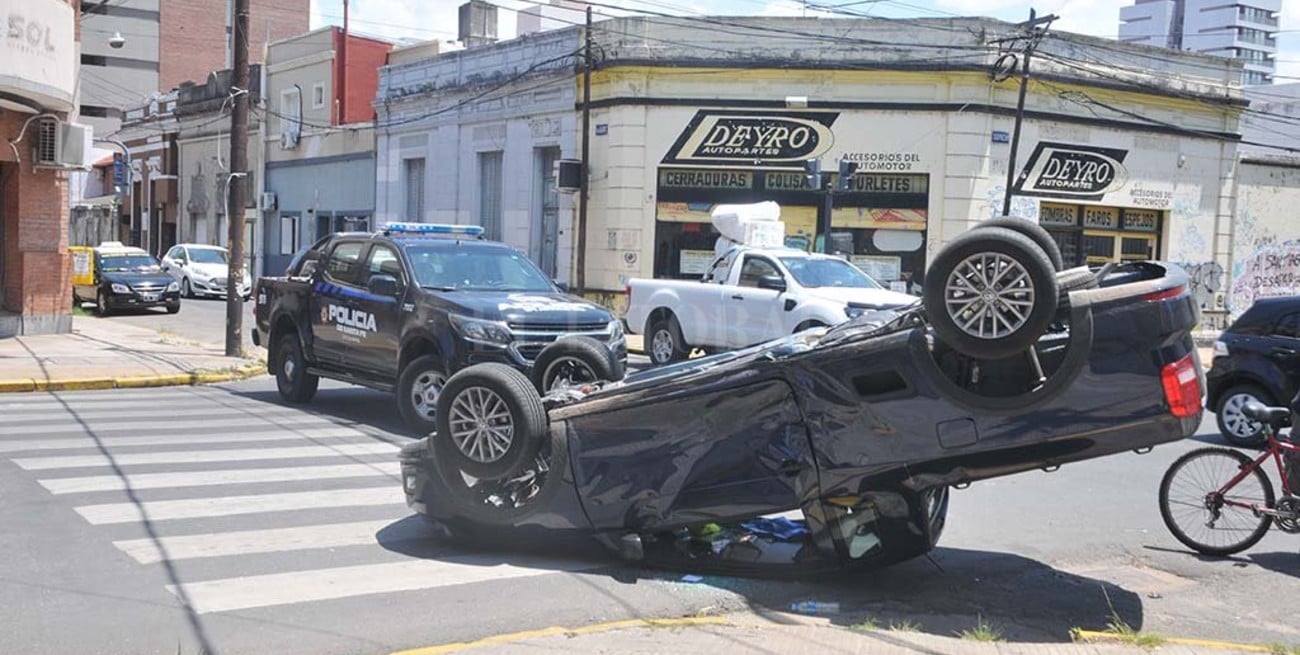 Choque y vuelco en barrio Constituyentes