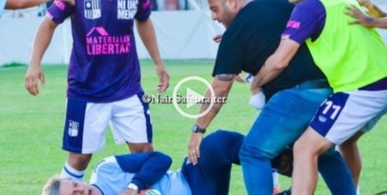 Luis Ventura recibió una paliza mientras dirigía a su equipo