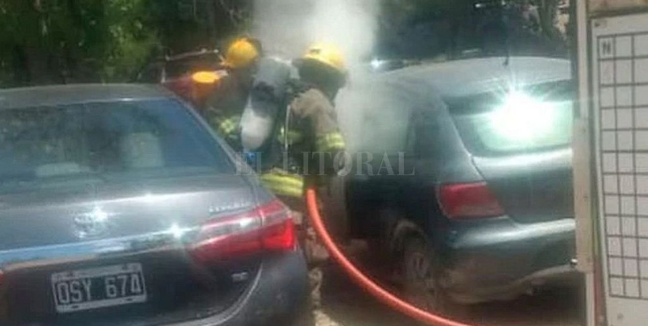 Guardó brasas en el baúl del auto y provocó un incendio
