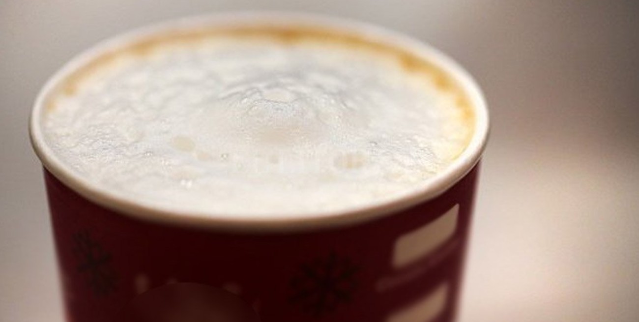 Le habría tirado el café encima y la empleada salió del mostrador a golpearla