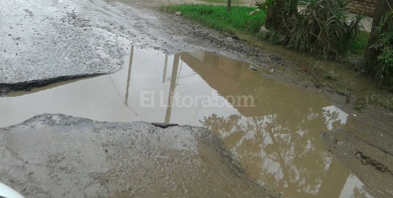 Una "pileta" complica la circulación en Los Troncos