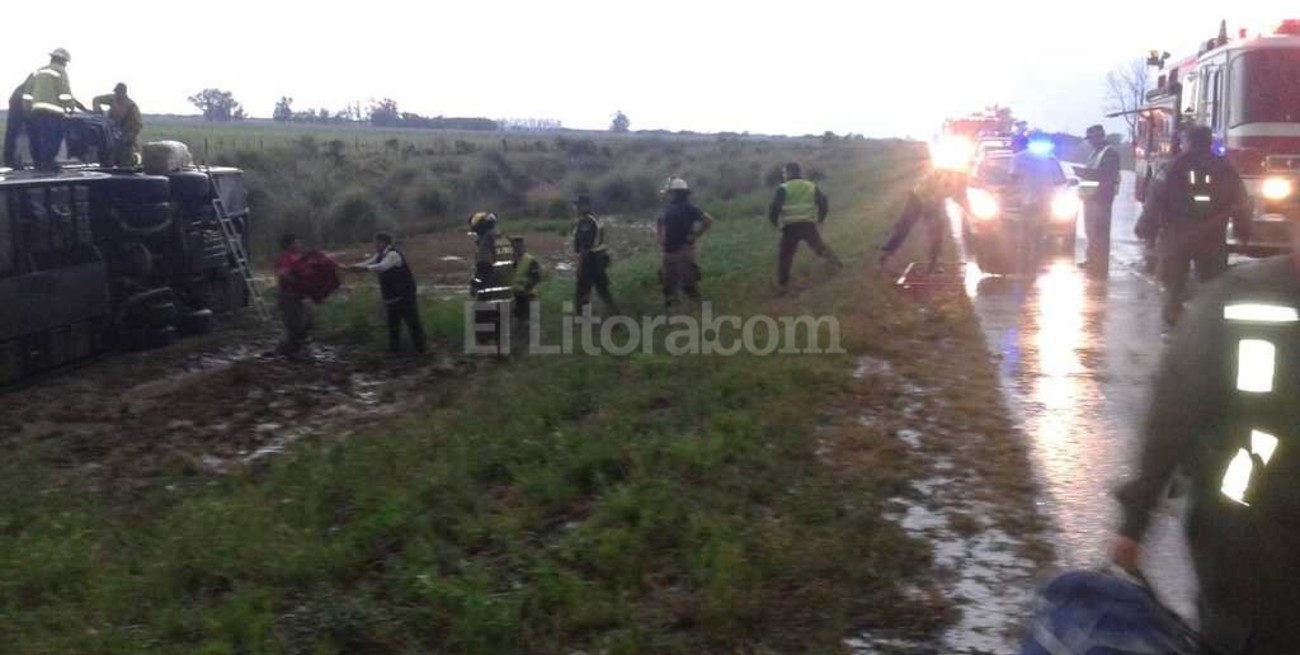 Tumbó un colectivo de larga distancia en la RN 19