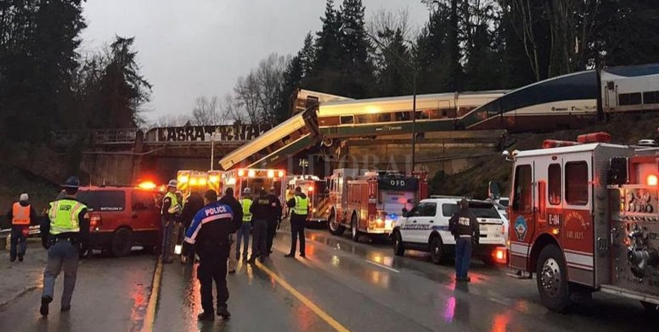 Un tren descarriló sobre una autopista