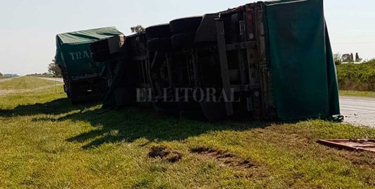Volcó un camión que llevaba cervezas en la autopista Santa Fe - Rosario