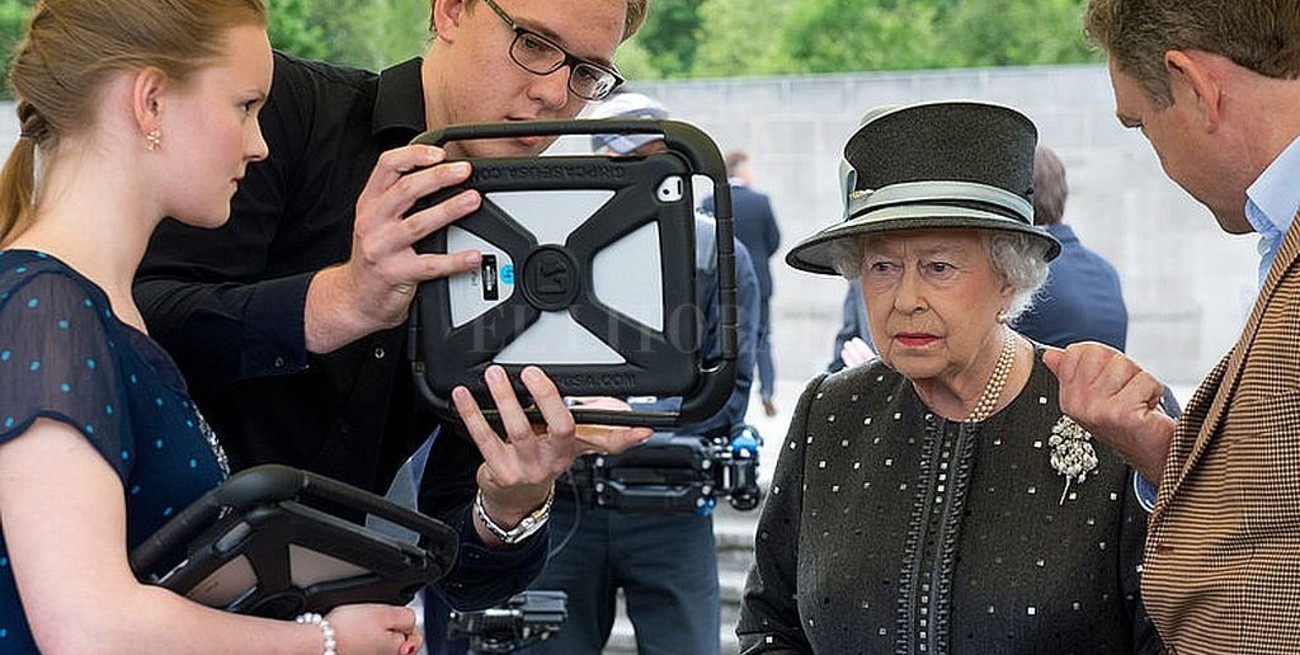 Isabel II aprende a usar un Ipod para mantener su agenda oficial