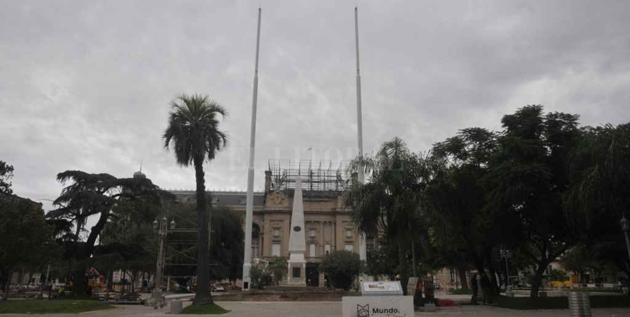Dos mástiles de 40 mts lucen en la remodelada plaza 25 de Mayo
