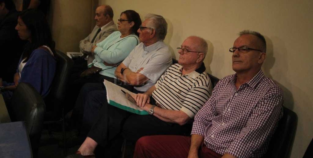 Manifestantes recibieron con  aplausos a cinco represores