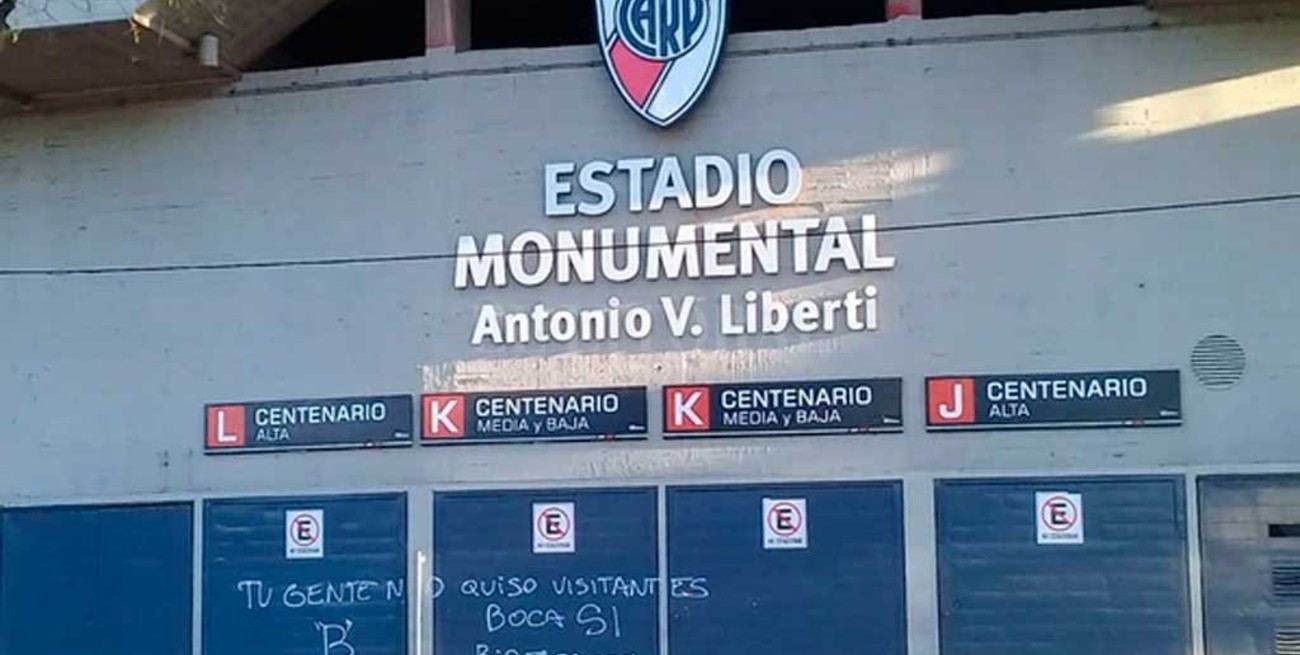 El Monumental apareció con pintadas contra River