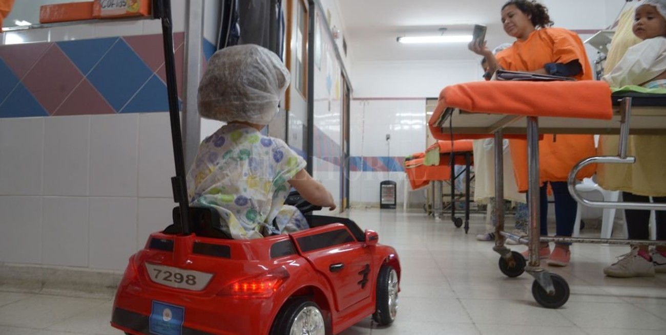 En el Hospital de Niños de Paraná buscan reducir el estrés pre-operatorio con autitos eléctricos