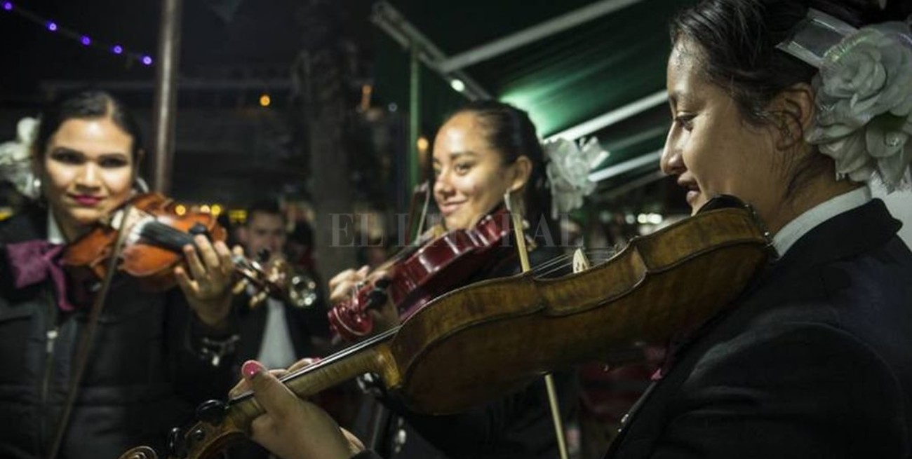 México: mujeres abren grietas en el mundo de los mariachis