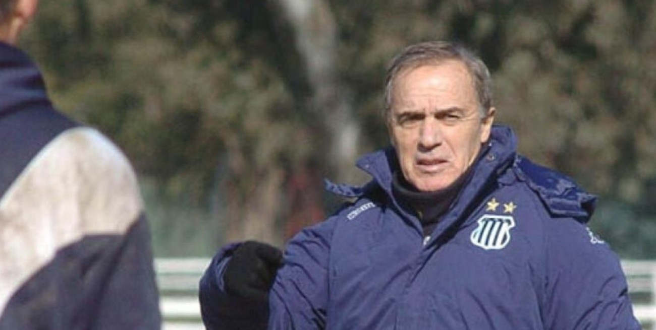 El plantel de Argentinos fue visitado por el "Sapo" Saporiti