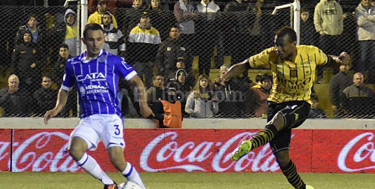 Olimpo abrió la fecha con una goleada ante Godoy Cruz