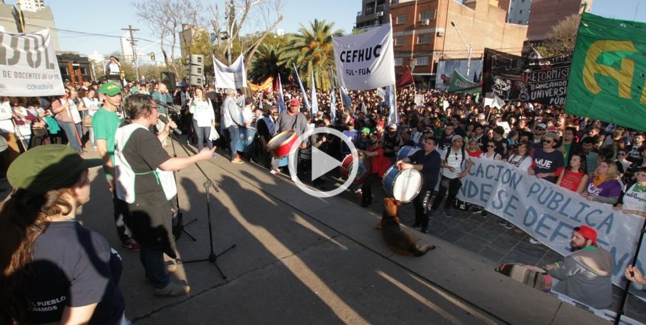 Masiva movilización de estudiantes en apoyo a los docentes universitarios