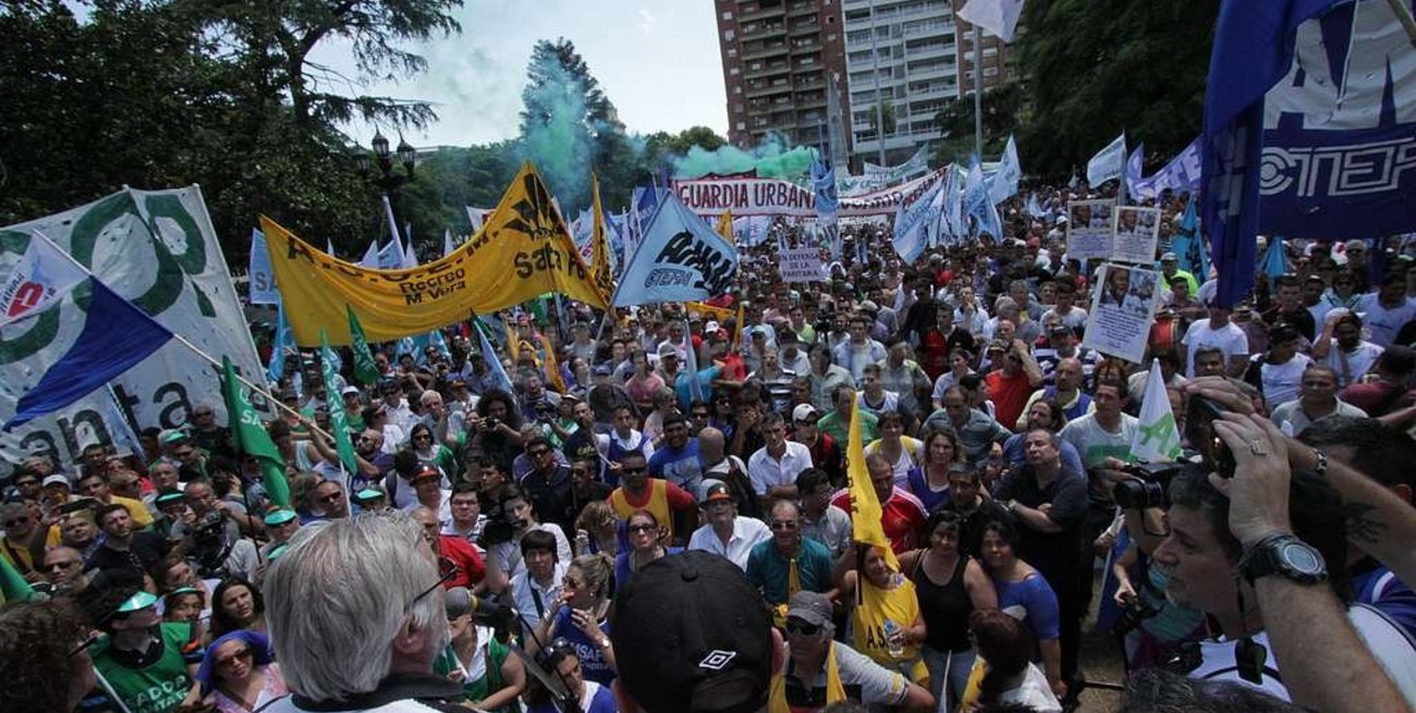Primer día de paro con los docentes en la calle