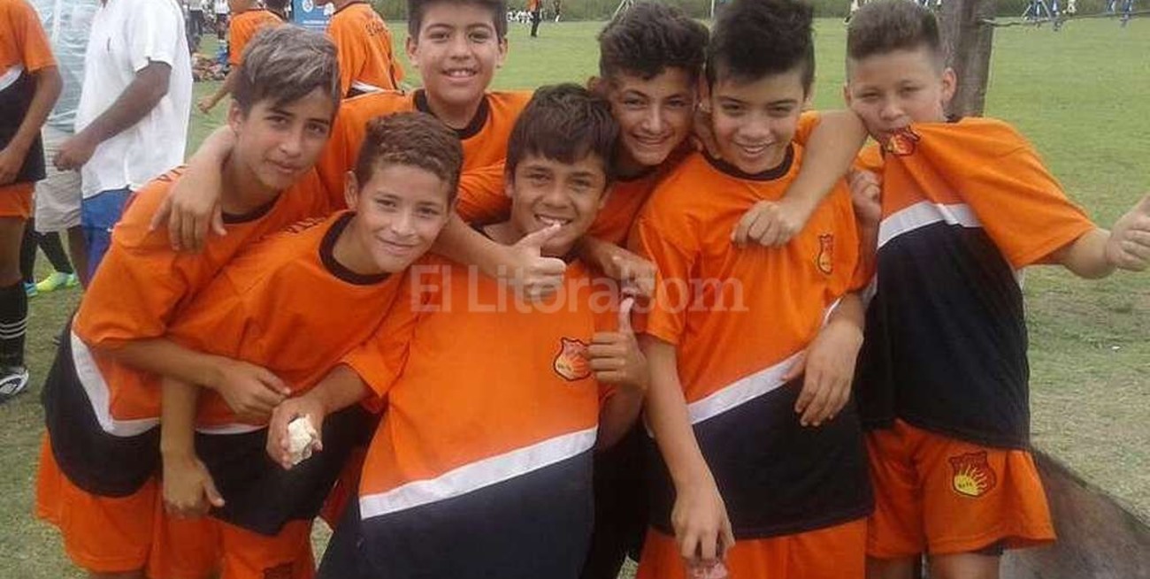 Una multitud de chicos en el predio liguista