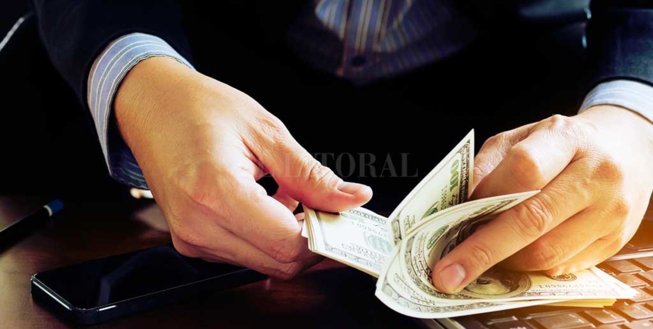 La compra de dólares para atesoramiento también tendrá el impuesto del 30%