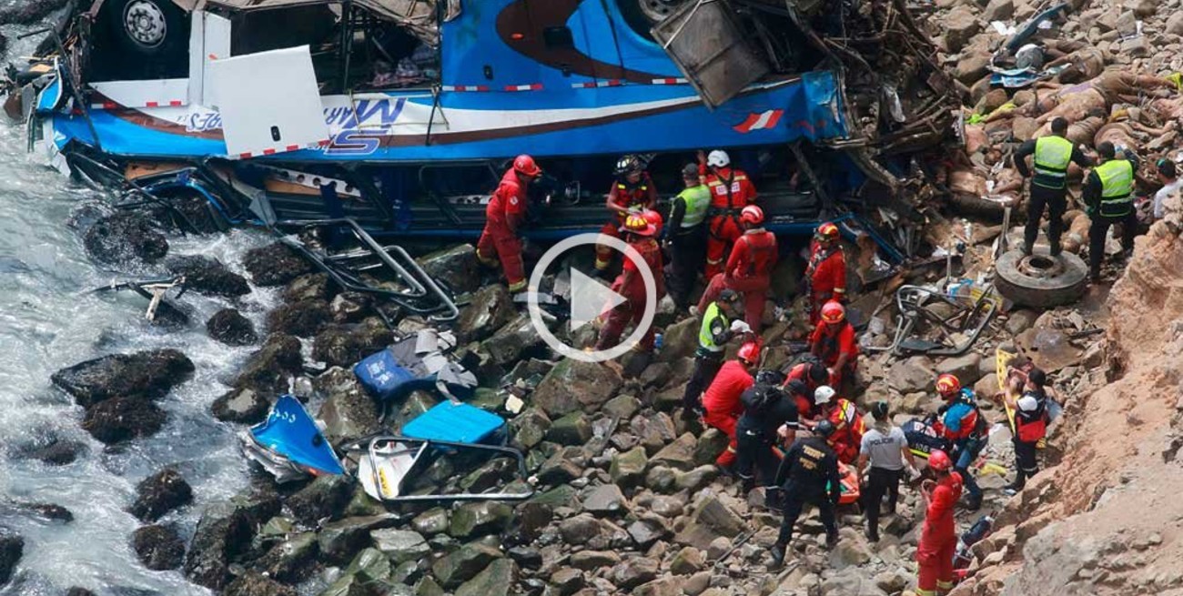 Aumentaron a 36 los muertos tras el vuelco de un colectivo en Lima 