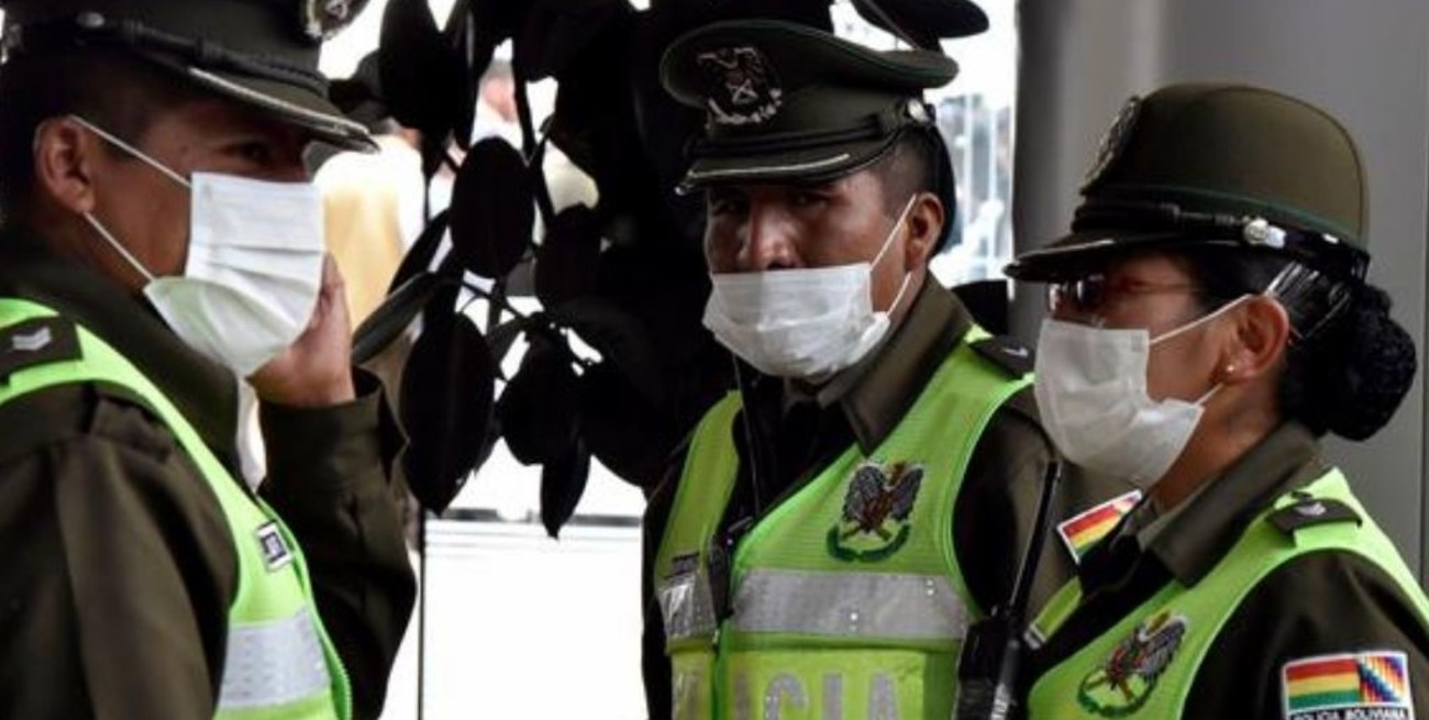 La policía de Bolivia detiene y encarcela a 15 personas por violar la cuarentena