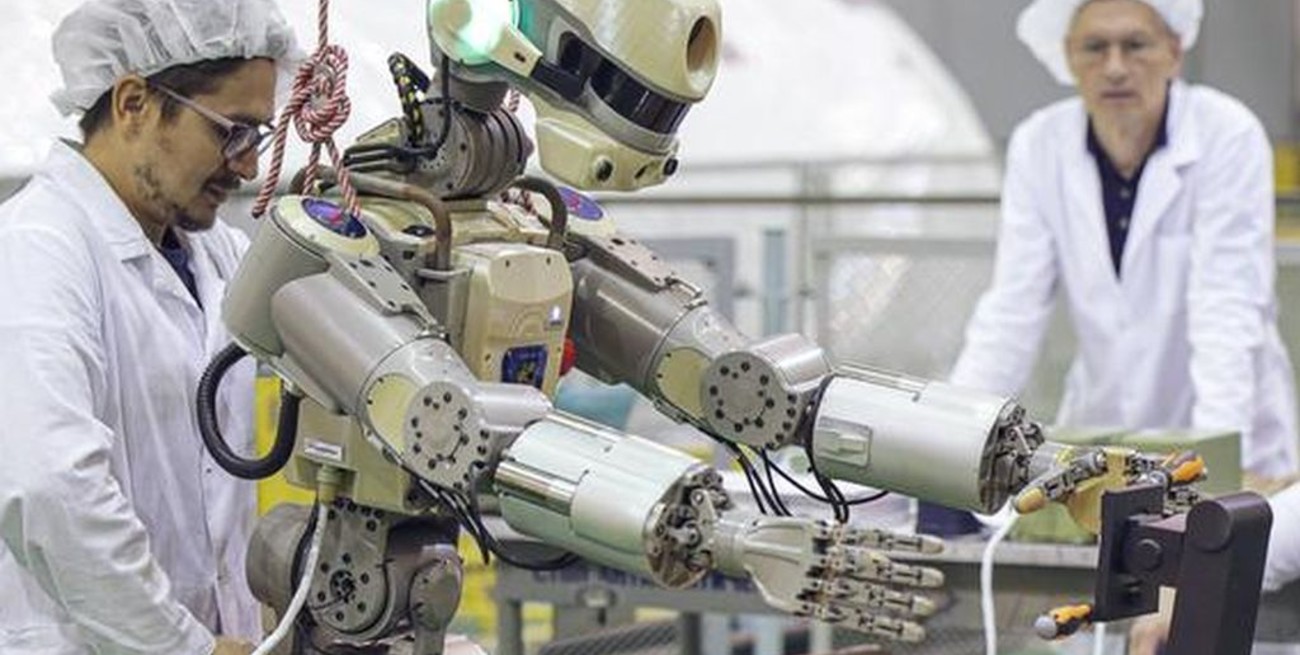 Nave con robot humanoide ruso se acopla a Estación Espacial Internacional
