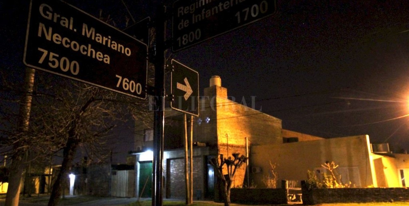 Sobre Necochea al 7500, hace dos meses que los vecinos no tienen luz