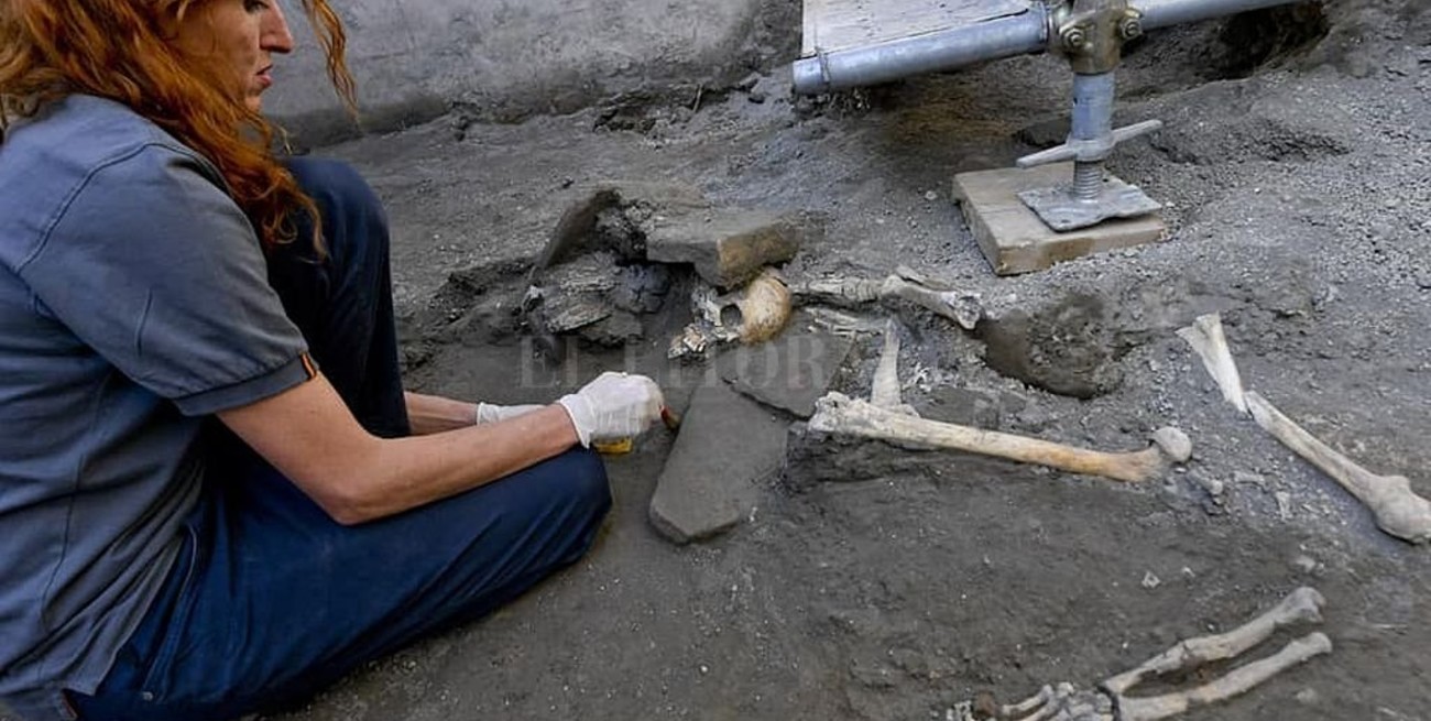 Descubren en Pompeya cinco esqueletos de mujeres y niños 