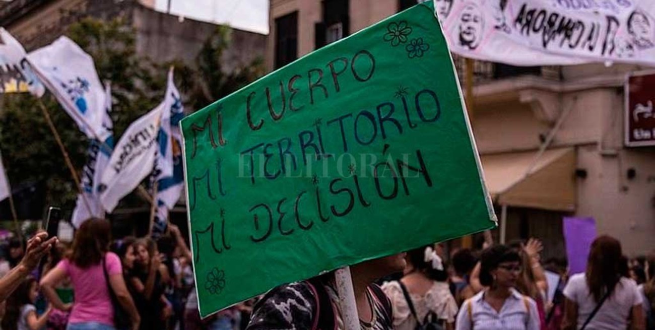 Pañuelazo en Santa Fe por aborto legal, seguro y gratuito