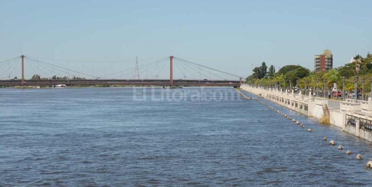 El río volvió a bajar, pero continúa en niveles altos