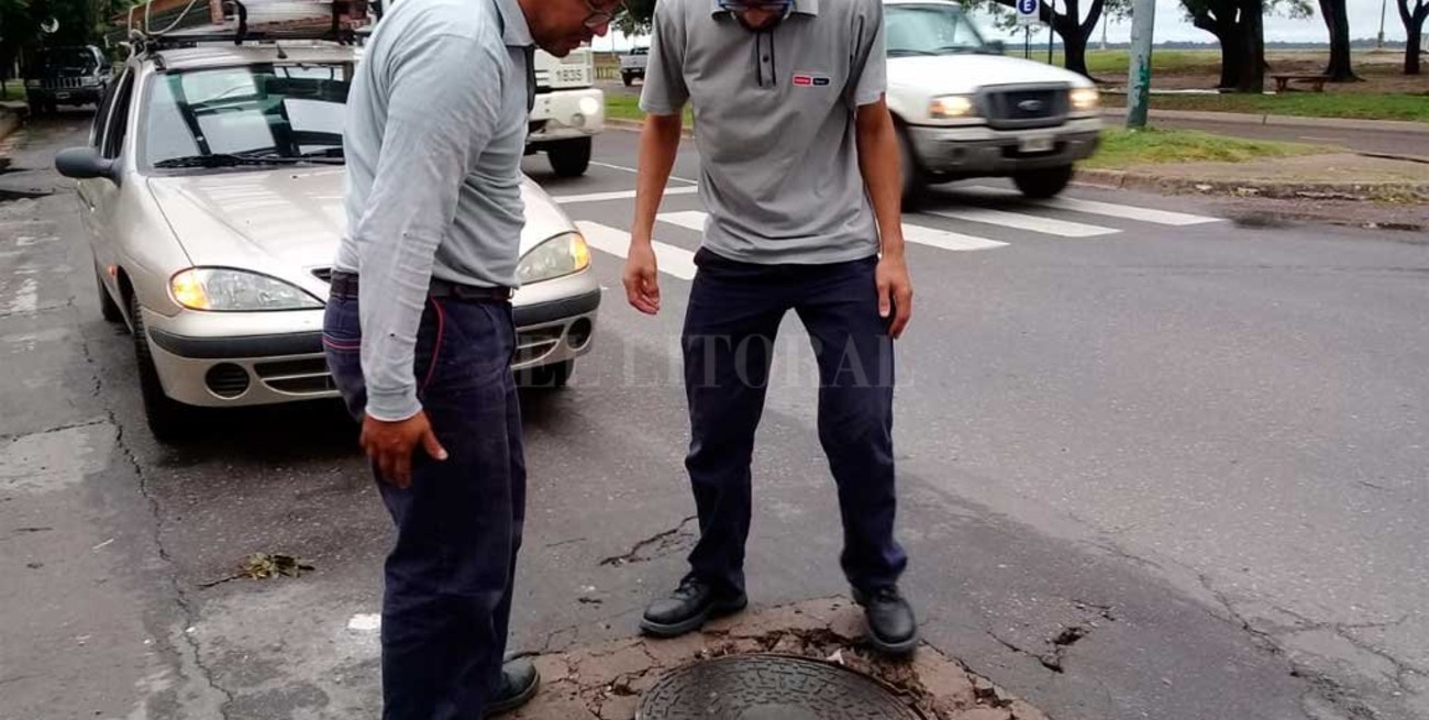 Rompió una cubierta por una alcantarilla destapada en la Costanera 