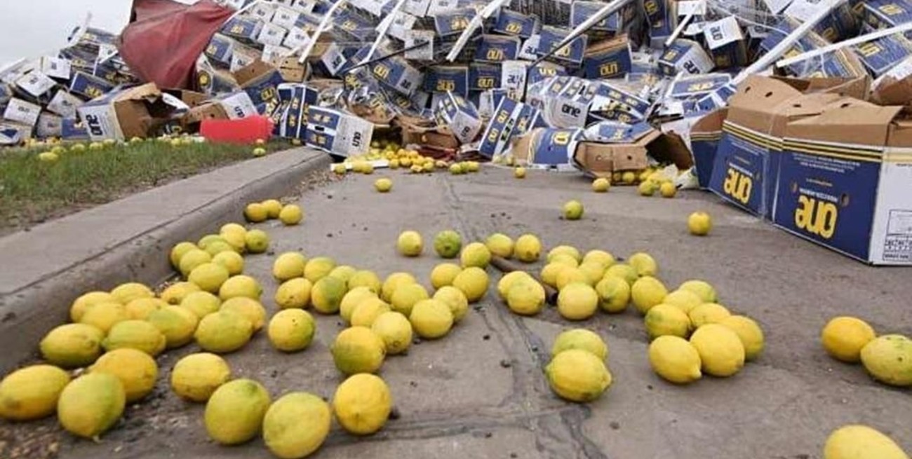 Un camión volcó con 30 toneladas de limones en la Circunvalación de Rosario