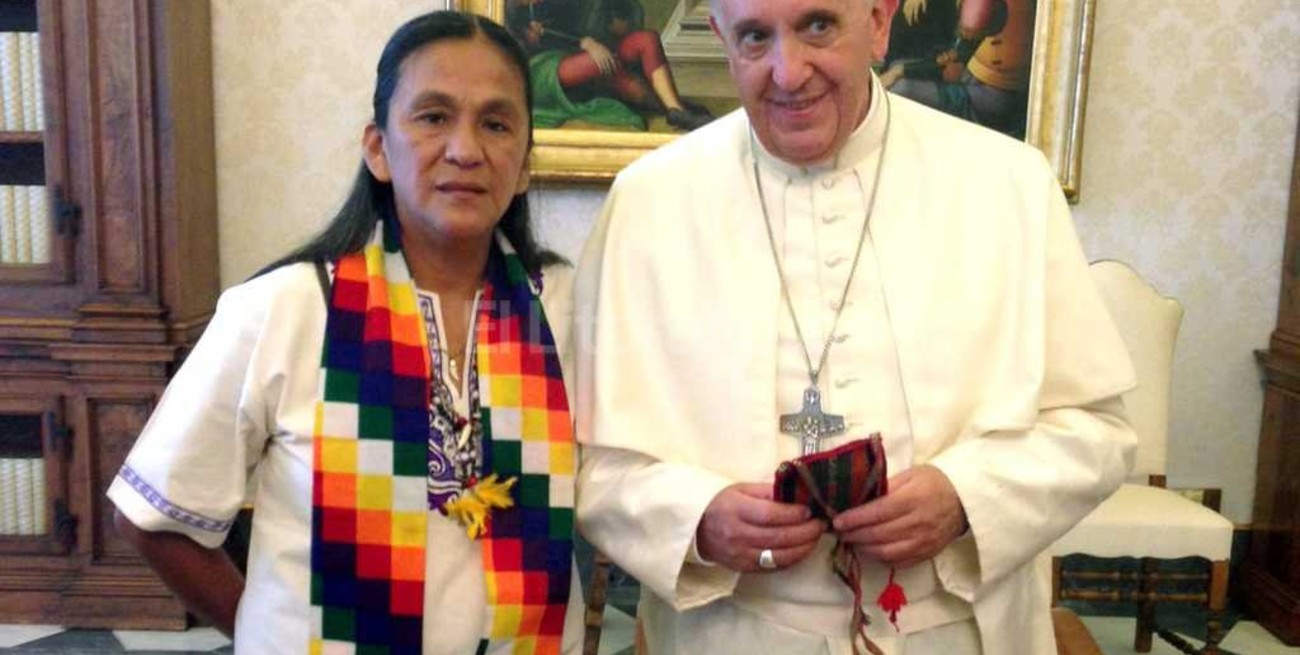 Francisco le regaló un rosario bendecido a Milagro Sala