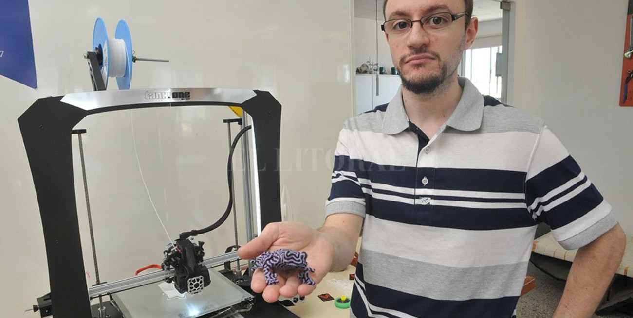 Cómo es la impresora 3D que funciona en la Universidad Católica