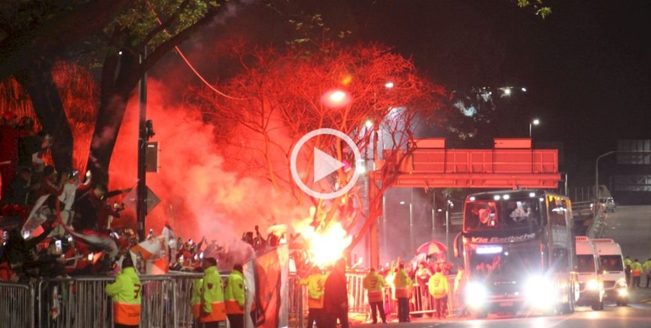 Una multitud fue de madrugada al Monumental para celebrar la clasificación a la final