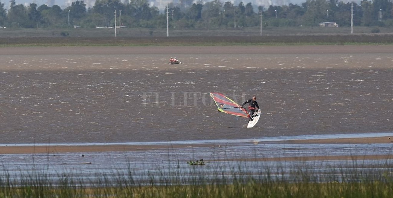 Practicó windsurf y no le importó la restricción social 