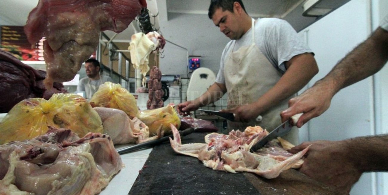 Consumo: los argentinos cambiaron 17 kilos de carne de vaca por pollo y cerdo