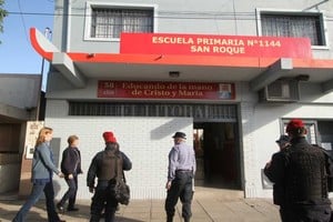 Archivo El Litoral Personal policial en la puerta del colegio; una imagen que se repitió por 10 en las últimas semanas.