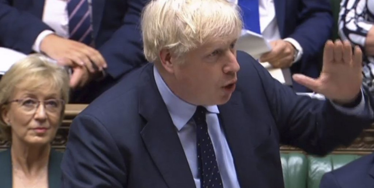El Parlamento británico avanzó contra un Brexit duro y Johnson amenazó con ir a las urnas