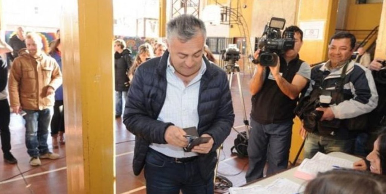 El gobernador de Mendoza se olvidó de llevar el DNI para votar